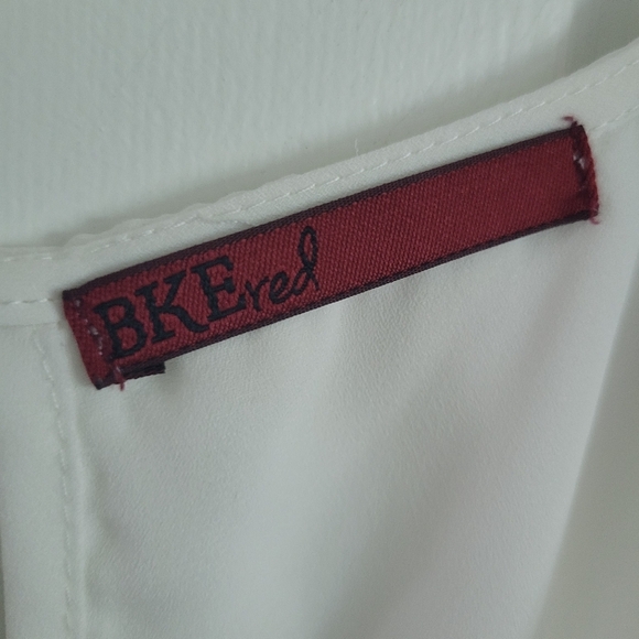 BKE Red Womens Solid White Chiffon V-neck Tank Top Size XS - Picture 2 of 4